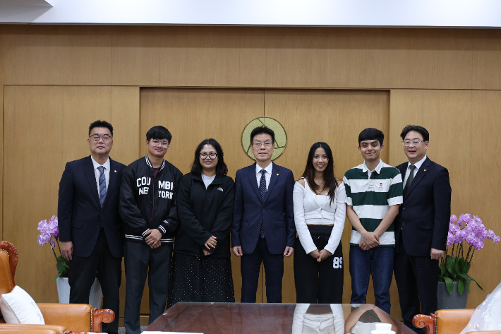 송기신 총장(가운데)과 네팔 유학생, 학교 관계자들이 기념촬영을 하고 있다. 백석대 제공
