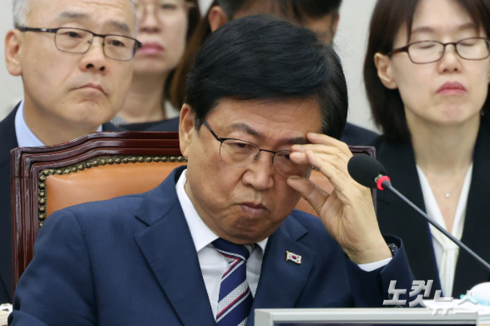 최교진 교육부 장관이 7일 서울 여의도 국회에서 열린 교육위원회의 교육부·국가교육위원회 등에 대한 국정감사에서 의원 질의를 받고 있다. 윤창원 기자