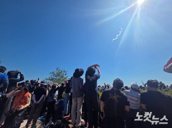 시민들이 고흥 우주발사전망대에서 하늘을 가르는 누리호를 바라보고 있다. 유대용 기자