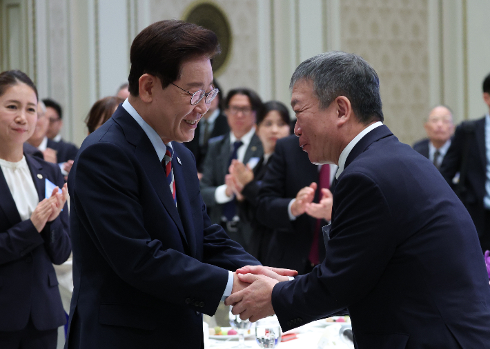 이재명 대통령이 7일 청와대에서 열린 재일본대한민국민단 창단 80주년 기념 간담회에서 김이중 단장과 악수하고 있다. 연합뉴스