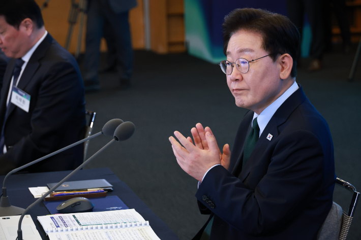 이재명 대통령이 7일 서울 한 회의장에서 열린 한국형 녹색대전환(K-GX) 전략 국민보고회에서 박수를 치고 있다. 연합뉴스