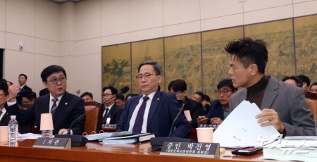 대화하는 박진영-최휘영