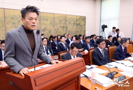 업무보고하는 박진영 위원장
