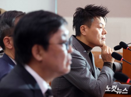 생각에 잠긴 박진영 위원장