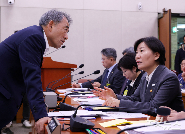 7일 국회 농림축산식품해양수산위원회 농림축산식품부에 대한 국정감사에 출석한 송미령 농림축산식품부 장관(오른쪽)이 윤준병 여당 간사와 대화하고 있다. 황진환 기자