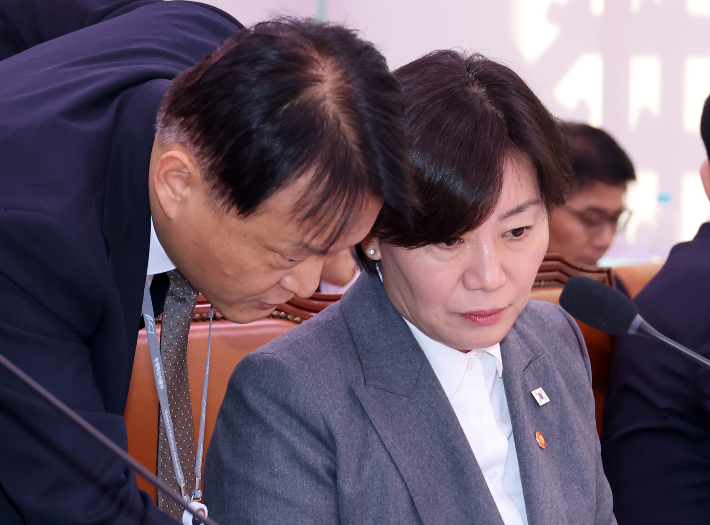 송미령 농림축산식품부 장관이 7일 국회에서 열린 농림축산식품해양수산위원회 국정감사에서 직원과 얘기를 나누고 있다. 연합뉴스