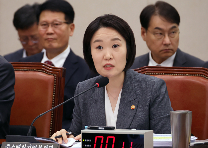 이소영 중소벤처기업부 장관이 7일 국회에서 열린 산업통상자원중소벤처기업위원회 국정감사에 출석해 의원 질의에 답하고 있다. 연합뉴스
