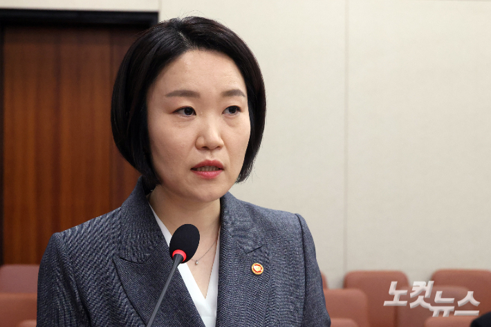 이소영 중소벤처기업부 장관이 7일 서울 여의도 국회에서 열린 산업통상자원중소벤처기업위원회의 중소벤처기업부에 대한 국정감사에서 기관보고를 하고 있다. 윤창원 기자