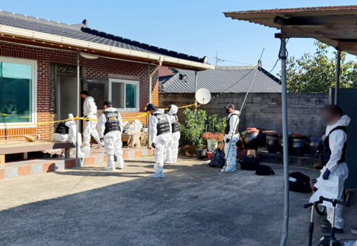 7일 오전 전남광주 나주시 한 주택에서 경찰이 현장 감식을 하고 있다. 연합뉴스