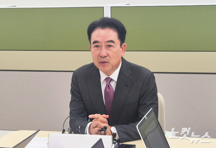 국민의힘 청주서원당협 조직위원장에 선출된 윤희근 전 경찰청장이 7일 충북도청 기자실을 찾아 포부를 밝히고 있다. 최범규 기자