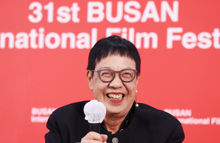 '2026 까멜리아상'을 수상한 허안화 감독이 7일 부산 해운대구 영화의전당 비프힐에서 열린 제31회 부산국제영화제(BIFF) 기자회견에서 질문에 답하며 웃고 있다. 연합뉴스