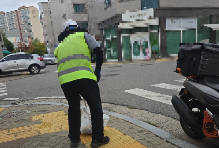 김포시 한 주택가에서 가로청소를 하고 있는 모습. 독자 제공