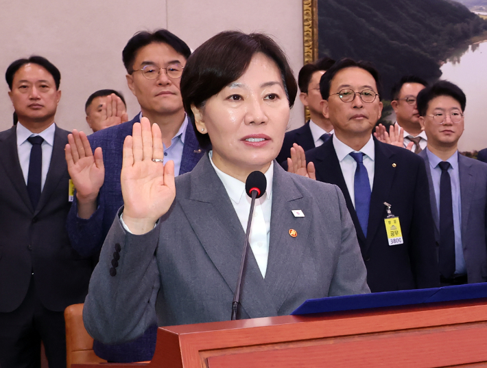 송미령 농림축산식품부 장관을 비롯한 농식품 유관단체장 등이 7일 국회에서 열린 농림축산식품해양수산위원회 국정감사에서 선서하고 있다. 연합뉴스