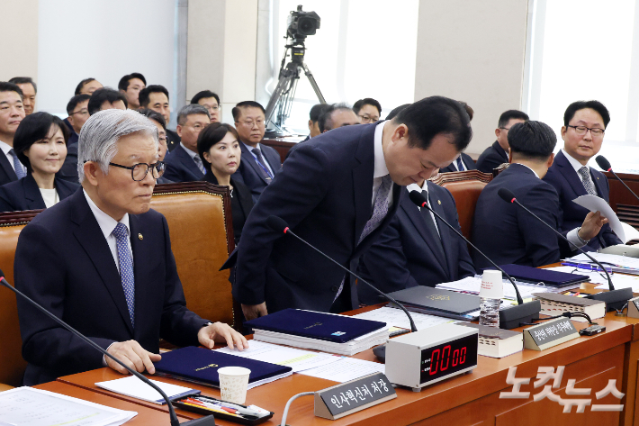 위철환 중앙선거관리위원회 위원장 직무대행이 7일 서울 여의도 국회에서 열린 행정안전위원회의 중앙선거관리위원회·인사혁신처 등에 대한 국정감사에 출석해 인사말을 마치고 이석하고 있다. 윤창원 기자