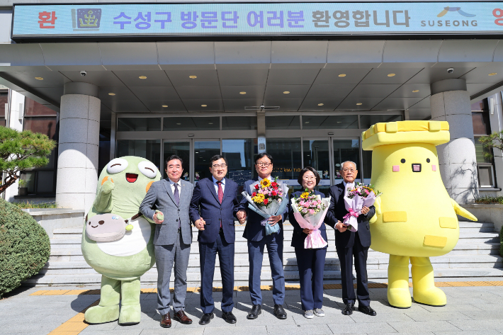 주낙영 경주시장과 김대권 수성구청장이 7일 경주시청에서 우호협력 협약을 체결한 뒤 양 도시 캐릭터와 함께 기념촬영을 하고 있다. 경주시 제공