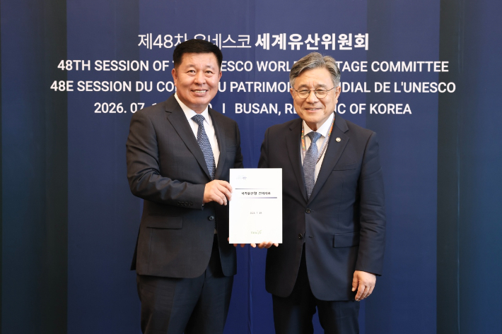 정덕영 양주시장(왼쪽)이 국가유산청장을 만나 회암사지 세계유산 등재 의지 피력하고 있다. 양주시 제공
