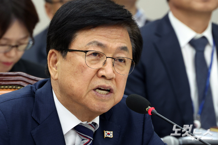 최교진 교육부 장관이 7일 서울 여의도 국회에서 열린 교육위원회의 교육부·국가교육위원회 등에 대한 국정감사에서 의원 질의에 답변을 하고 있다. 윤창원 기자