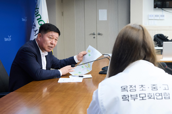 정덕영 양주시장이 옥정 학부모회 연합과 면담하고 있다. 양주시 제공