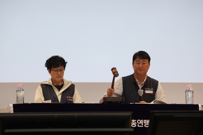 7일 오후 경기도 고양시 킨텍스에서 열린 전국민주노동조합총연맹 제85차 임시대의원대회에서 민주노총 양경수 위원장(오른쪽)이 성원 보고 후 의사봉을 두드리고 있다. 왼쪽은 민주노총 엄미경 사무총장 직무대행. 연합뉴스