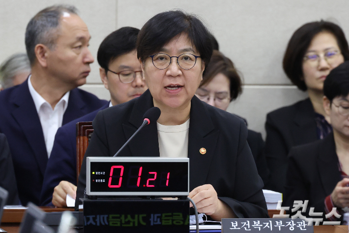 정은경 보건복지부 장관이 7일 서울 여의도 국회에서 열린 보건복지위원회의 보건복지부·질병관리청에 대한 국정감사에서 의원 질의에 답변을 하고 있다. 윤창원 기자