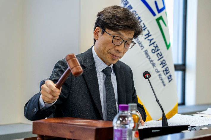 7일 서울 중구 진실화해를위한과거사정리위원회 제 6차 전원위원회에서 회의를 주재하는 송상교 위원장. 진화위 제공