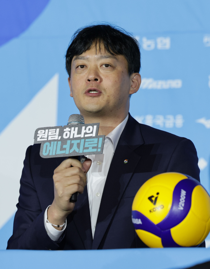 7일 서울 강남구 호텔 리베라 청담에서 열린 프로배구 V리그 여자부 미디어데이에서 GS칼텍스 이영택 감독이 출사표를 밝히고 있다. 연합뉴스  
