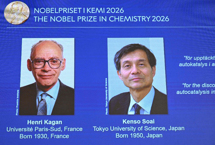 2026 노벨 화학상 수상자 앙리 카강(왼쪽)과 소아이 겐소. 연합뉴스