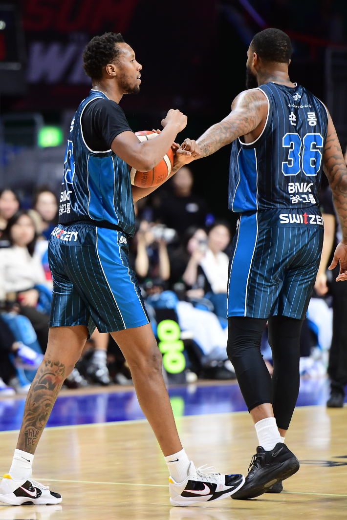 KCC 루이스 킹(왼쪽)과 숀 롱. KBL 제공