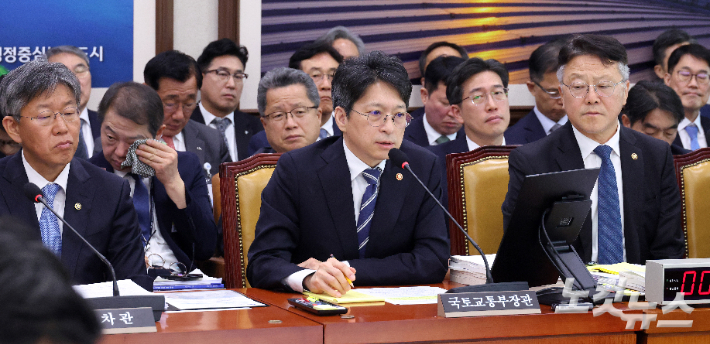 홍지선 국토교통부 장관이 7일 서울 여의도 국회에서 열린 국토교통위원회의 국토교통부·행정중심복합도시건설청·새만금개발청 등에 대한 국정감사에서 의원 질의에 답변을 하고 있다. 윤창원 기자