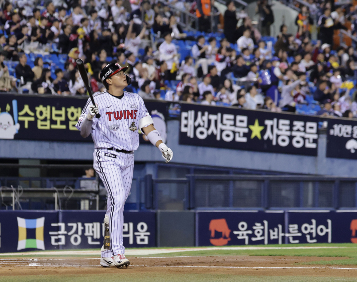 7일 서울 잠실야구장에서 열린 프로야구 KBO리그 두산 베어스와 LG 트윈스의 경기. 2회말 무사 1,2루 상황에서 LG 이재원이 3점 홈런을 친 뒤 타구를 확인하고 있다. 연합뉴스 