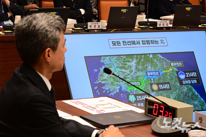 강신철 국방부 장관이 7일 서울 용산구 국방부에서 열린 국회 국방위원회의 국방부에 대한 국정감사에 출석해 의원들의 질의를 듣고 있다. 국회사진기자단