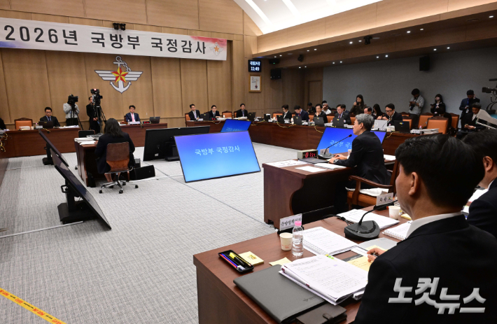 강신철 국방부 장관이 7일 서울 용산구 국방부에서 열린 국회 국방위원회의 국방부에 대한 국정감사에 출석해 의원들의 질의에 답변하고 있다. 국회사진기자단