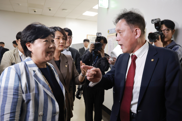 6일 국회 법제사법위원회에서 열린 대법원 등에 대한 국정감사가 중지된 뒤 국민의힘 김태규 의원이 위원장인 더불어민주당 서영교 의원에게 본인에 대한 발언권 정지에 관련해 항의하고 있다. 연합뉴스