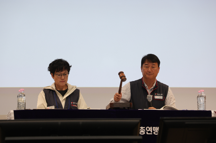 7일 오후 경기도 고양시 킨텍스에서 열린 전국민주노동조합총연맹 제85차 임시대의원대회에서 민주노총 양경수 위원장(오른쪽)이 성원 보고 후 의사봉을 두드리고 있다. 왼쪽은 민주노총 엄미경 사무총장 직무대행. 연합뉴스