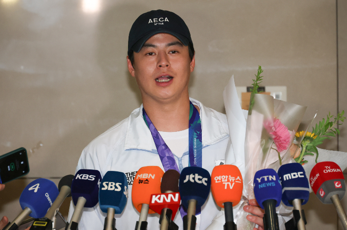 2026 아이치·나고야 아시안게임에서 우승을 차지한 한국 야구 대표팀 노시환이 귀국 기자 회견에서 답하는 모습. 연합뉴스 