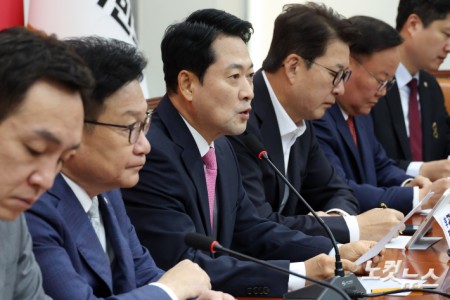 최고위원회의 주재하는 장동혁 대표