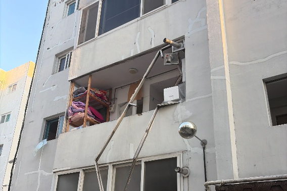 지난 7일 오후 5시 7분쯤 강원 원주시 단구동의 한 아파트에서 LPG가 충전된 에어로졸식 탈취제가 폭발해 불이 났다. 강원소방본부 제공