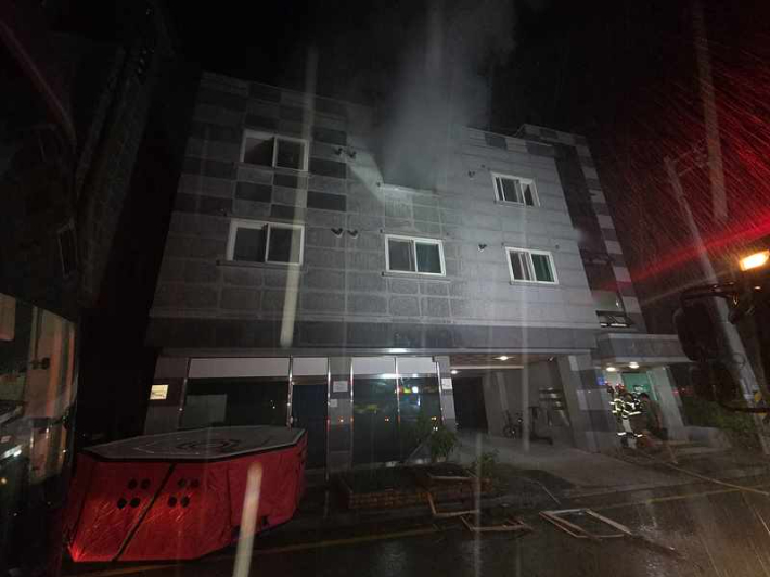 지난 7일 화재가 발생한 천안시 동남구 수신면의 한 다가구주택. 천안동남소방서 제공