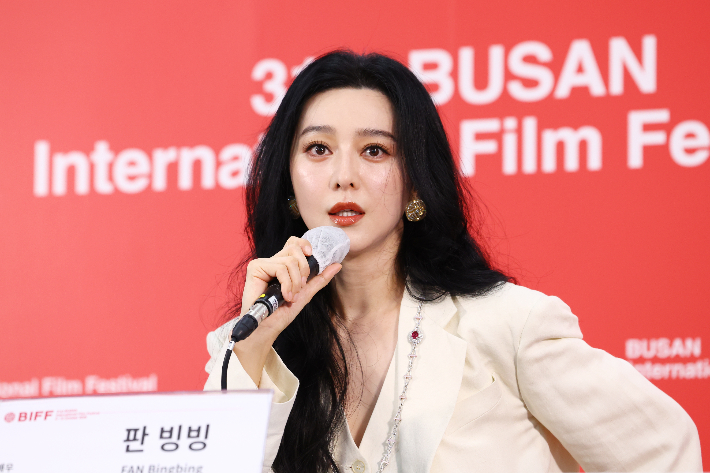 배우 판빙빙이 7일 부산 해운대구 영화의 전당 비프힐에서 열린 제31회 부산국제영화제(BIFF) 영화 '미친 노인의 일기', '그녀가 말했다' 기자회견에서 질문에 답하고 있다. 연합뉴스