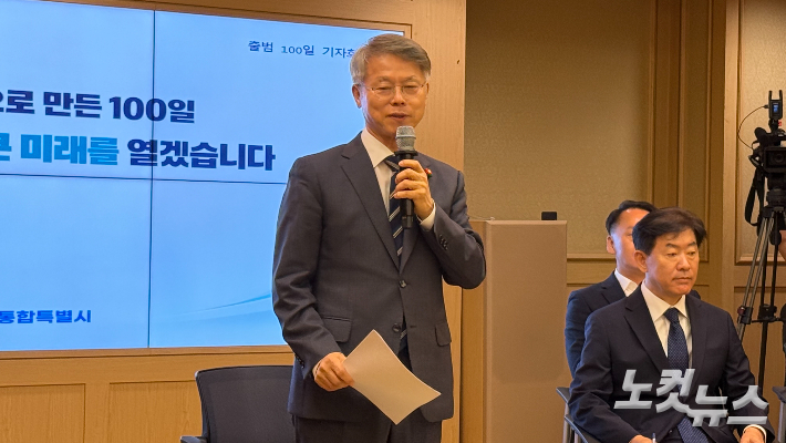 민 시장은 8일 광주청사에서 열린 통합특별시 출범 100일 기자회견에서 정부 시범사업에 선정되지 않은 지역까지 농어촌 기본소득을 확대하자고 해당 지자체에 공식 제안했다. 김한영 기자