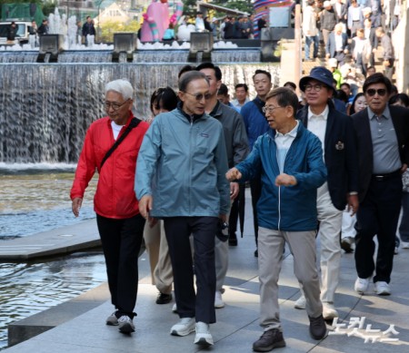 청계천 걷기 대회 참석한 이명박 전 대통령