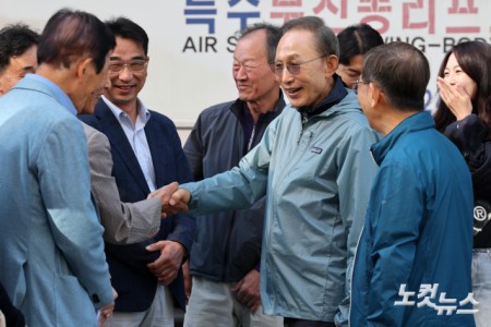 청계천 걷기 대회 참석자들과 인사하는 MB
