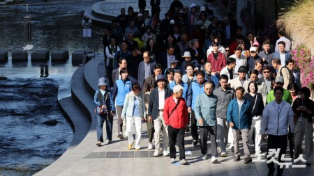 청계천 걷기 행사 참석한 MB