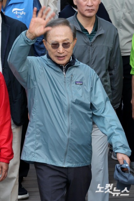 손 들어 인사하는 이명박 전 대통령