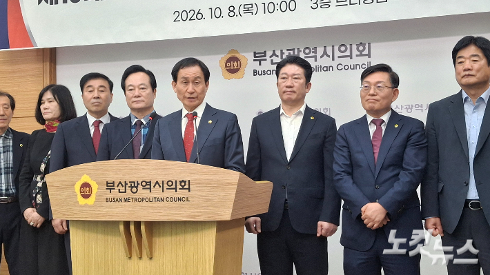 답변하고 있는 강무길 부산시의회 의장. 강민정 기자