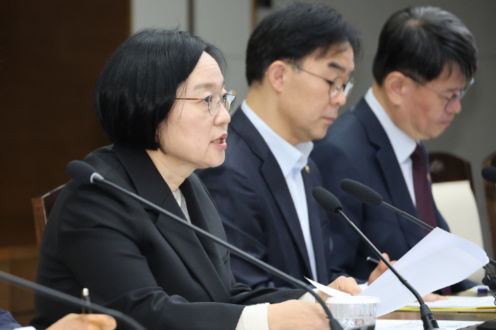 한성숙 국무총리가 8일 세종시 정부세종청사에서 열린 국가정책조정회의를 주재하고 있다. 연합뉴스