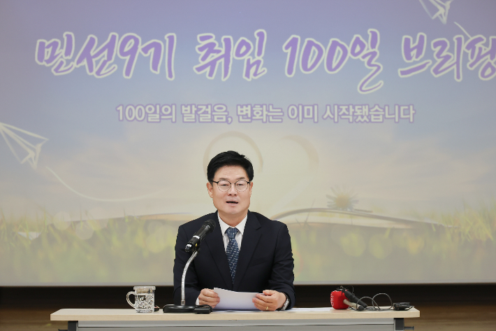 8일 취임 100일 시정브리핑을 진행 중인 구자열 원주시장. 원주시 제공 
