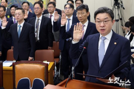 8일 서울 여의도 국회에서 열린 정무위원회의 금융위원회·한국산업은행·중소기업은행에 대한 국정감사에서 이억원 금융위원장과 기관증인들이 선서를 하고 있다.