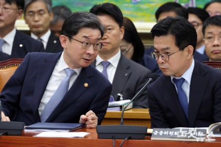 이억원 금융위원장(왼쪽)과 신진창 사무처장이 8일 서울 여의도 국회에서 열린 정무위원회의 금융위원회·한국산업은행·중소기업은행에 대한 국정감사에서 대화를 하고 있다.