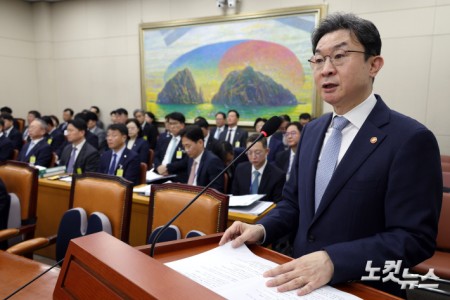 이억원 금융위원장이 8일 서울 여의도 국회에서 열린 정무위원회의 금융위원회·한국산업은행·중소기업은행에 대한 국정감사에서 기관보고를 하고 있다.